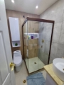 Puertas para baños pequeños. Modelo en L